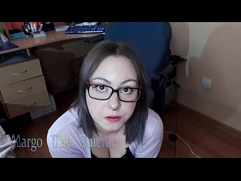 ❤️ Neska sexy betaurrekoekin dildoa zurrupatzen du kameraren aurrean ☑ Pornografia gugan ❤