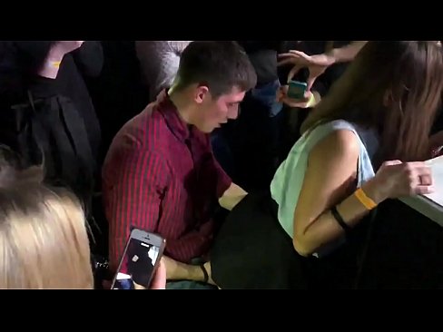 ❤️ Benetako sexua Errusiako diskoteka batean. 18 urteko neska errusiarra uzkian eta baginan izorratuta diskoteka batean ☑ Pornografia gugan ❤