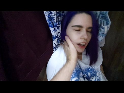 ❤️ Nire ahizpa armairuan aurkitu eta lagundu zion esperma ☑ Pornografia gugan ❤