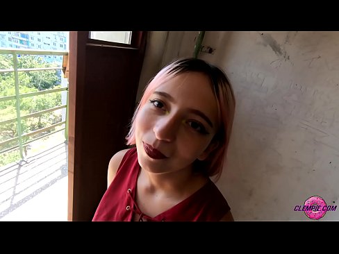❤️ Ikasle sentsuak arrotz bat zurrupatzen du kanpoaldean - Cum On His Face ☑ Pornografia gugan ❤